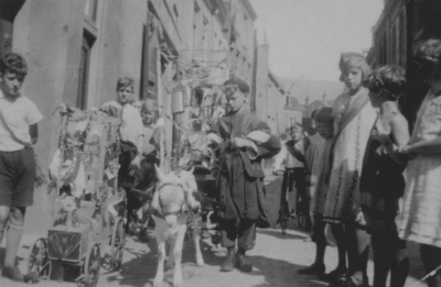 875442 Afbeelding van jeugdige deelnemers aan het buurtfeest in de Korte Viestraat in Wijk C te Utrecht, ter ...